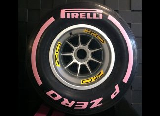 Rozi Pirelli u rozom Austinu pirelli